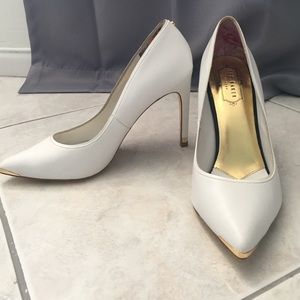 Ted Baker London Neevo Pointy Toe Pump, white